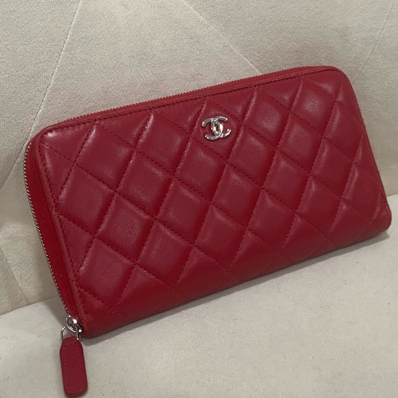 Chanel Red Quilted Lambskin Large Zippy wallet - Picture 2 of 8